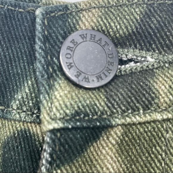 WeWoreWhat NWT Dani Boyfriend in Olive Camo Printed Rigid Denim Size 24 - Picture 7 of 9